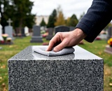 Уход за гранитным памятником: правила, советы и ошибки